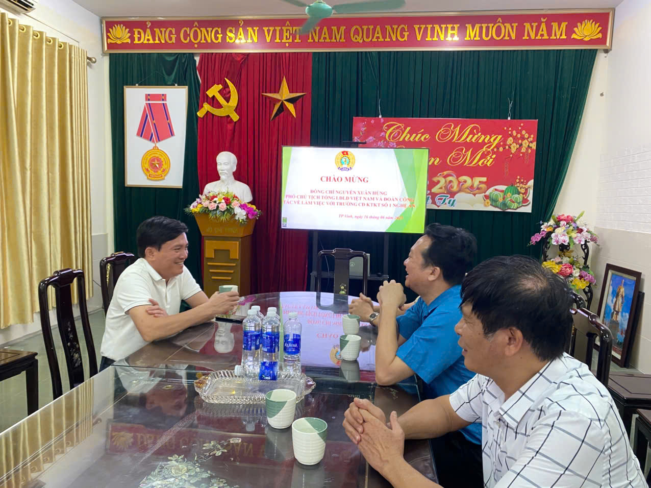 Đ/C Nguyễn Xuân Hùng đến thăm và làm việc tại trường Cao đẳng Kinh tế- Kỹ thuật số 1 Nghệ An