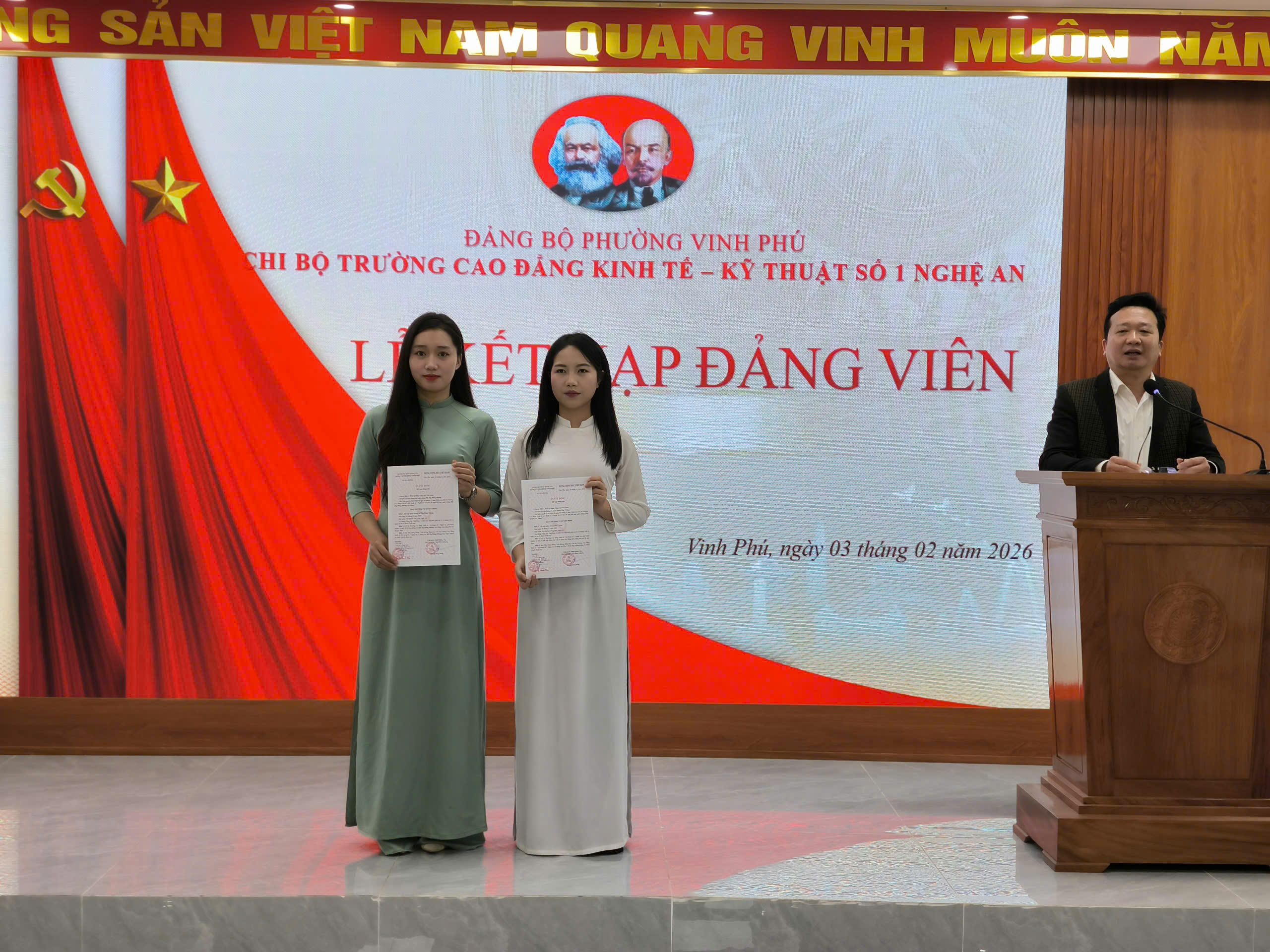 Đồng chí Ngô Sỹ Thanh Tùng, Phó bí thư Chi bộ, phó hiệu trưởng phụ trách trao quyết định Kết nạp Đảng viên mới cho đồng chí Nguyễn Thị Hằng Sa