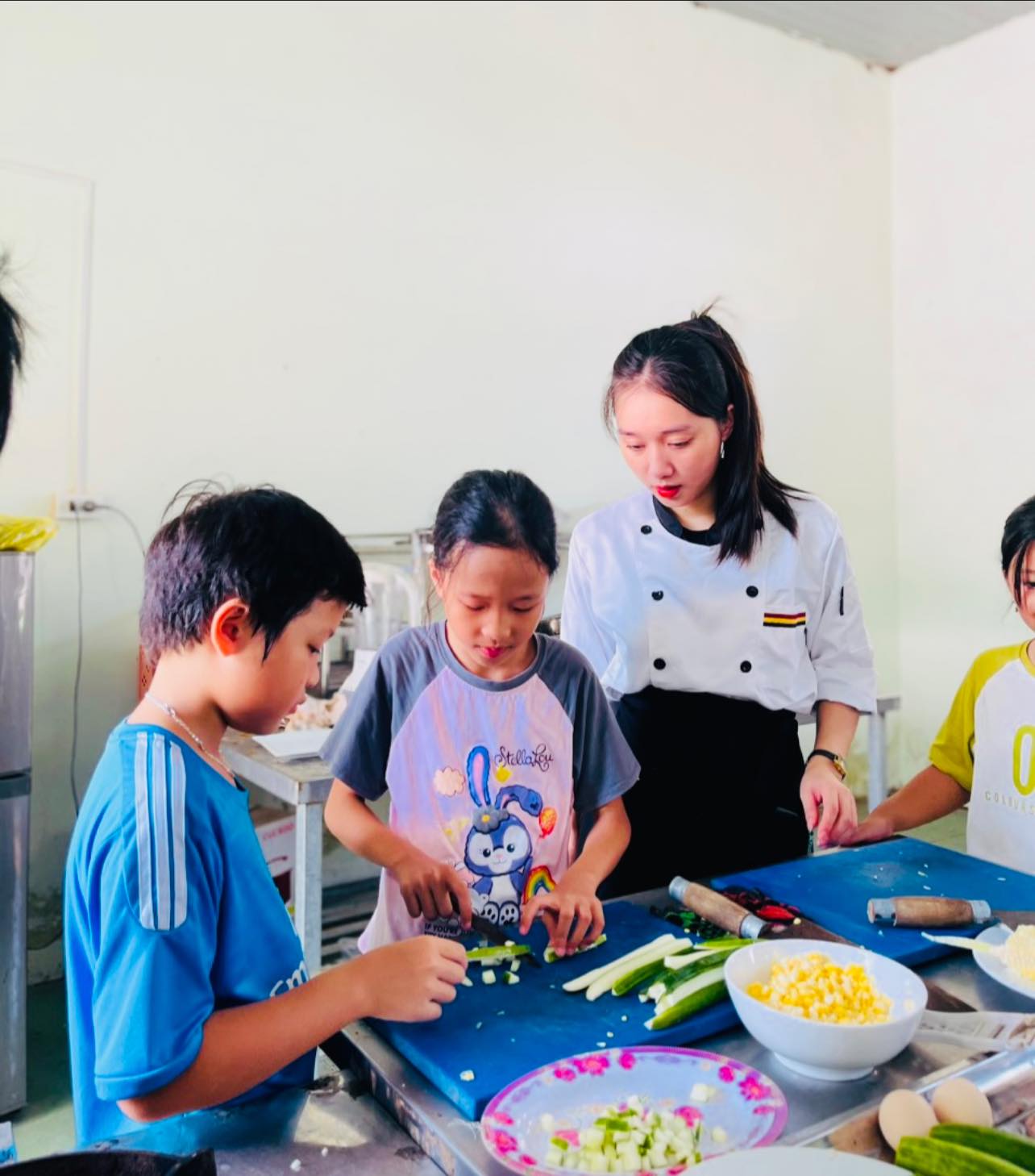 Các bé hăng say thực hành