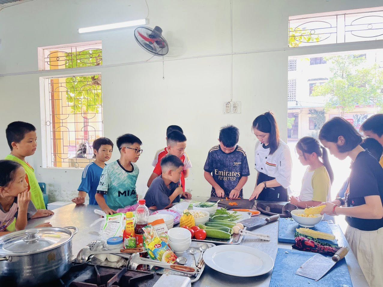Giáo viên hướng dẫn các bé tận tình