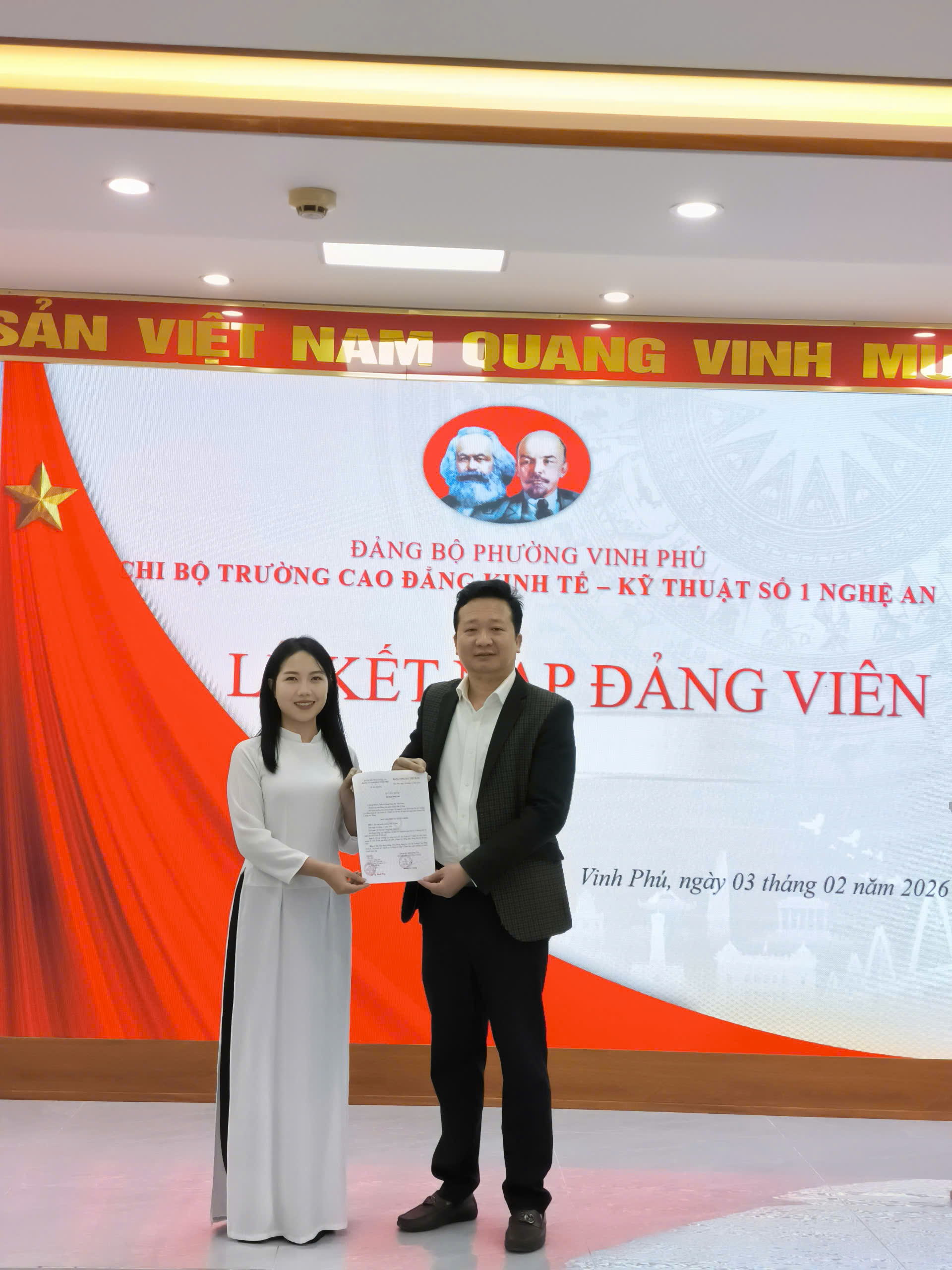 Trao quyết định kết nạp đảng viên cho các đảng viên mới