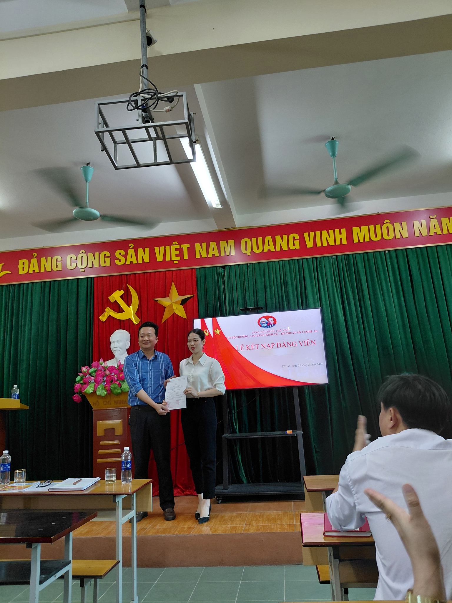 Đồng chí Ngô Sỹ Thanh Tùng, Phó bí thư Chi bộ, phó hiệu trưởng phụ trách trao quyết định Kết nạp Đảng viên mới cho đồng chí Nguyễn Thị Hằng Sa