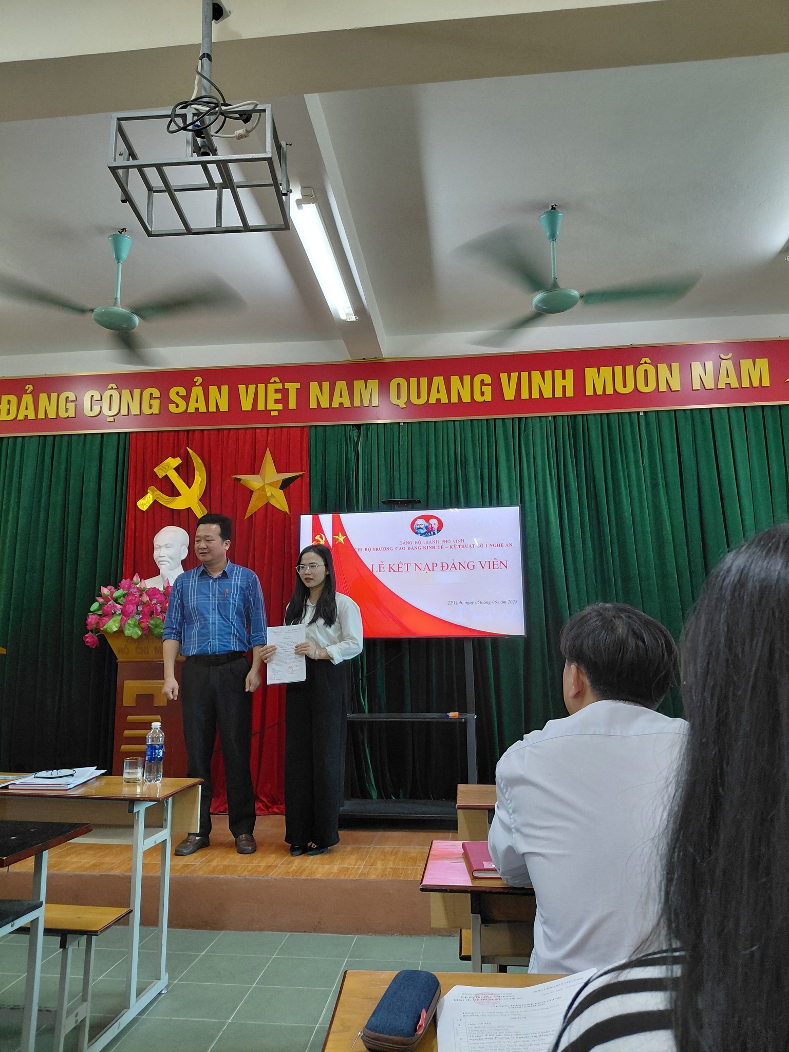 Đồng chí Ngô Sỹ Thanh Tùng, Phó bí thư Chi bộtrao quyết định Kết nạp Đảng viên mới cho đồng chí Nguyễn Nhật Phương