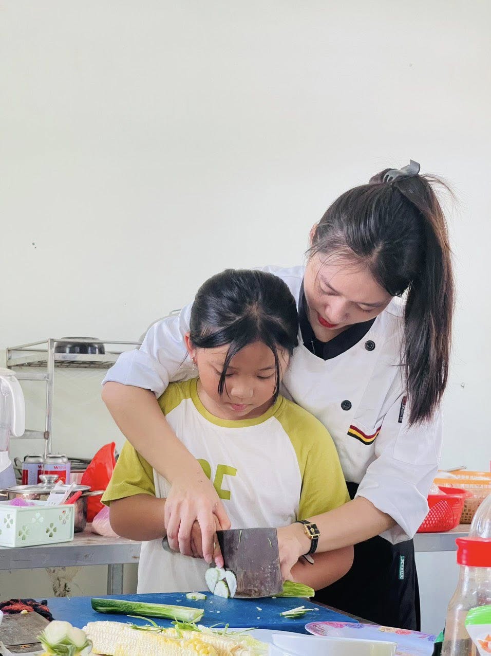 GV cầm tay chỉ việc