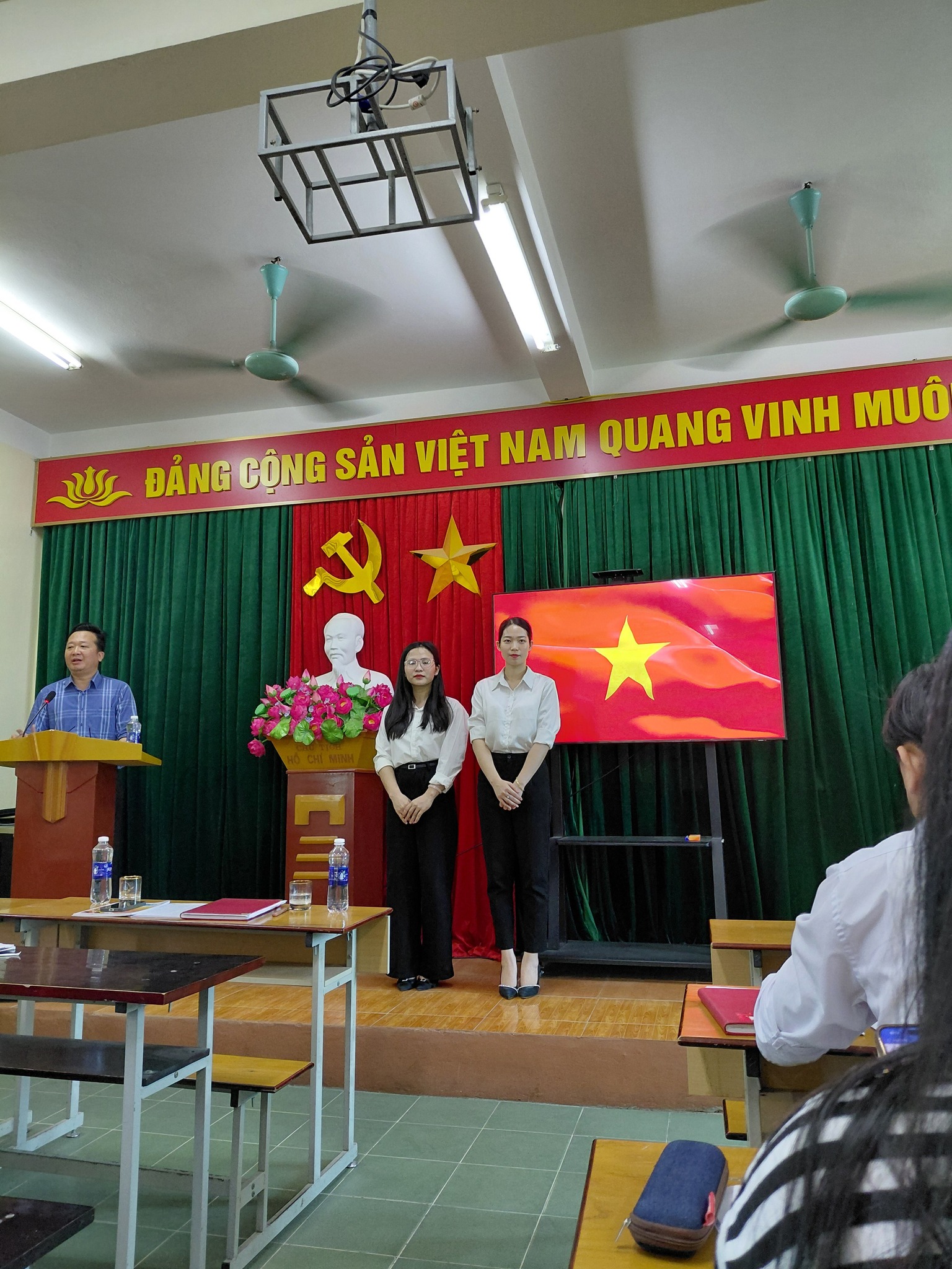 Đ/c Ngô Sỹ Thanh Tùng - Phó Bí thư Chi bộ nêu rõ nhiệm vụ, quyền hạn của người Đảng viên, nhiệm vụ của Chi bộ và phân công đảng viên chính thức giúp đỡ đảng viên dự bị 