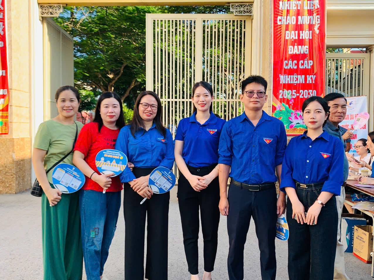 Cùng các cô giáo chủ nhiệm của thí sinh