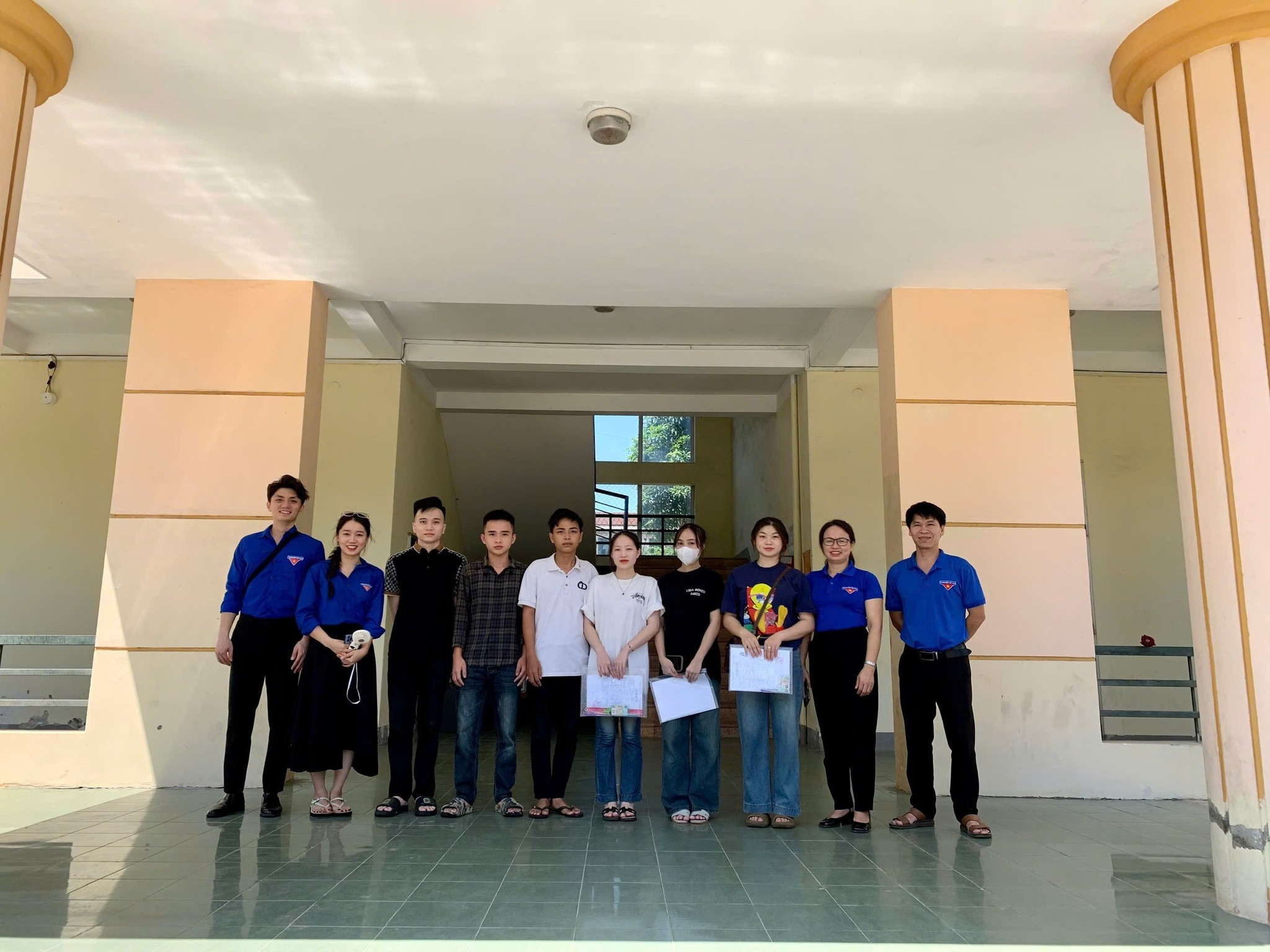 Các thí sinh được hỗ trợ đưa đón trước khi xuất phát